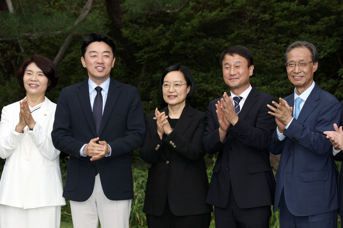 한성숙 국무총리, 강훈식 대통령비서실장, 한병도 더불어민주당 대표 직무대행 겸 원내대표가 5일 오후 서울 종로구 삼청동 국무총리 서울공관에서 열린 고위당정협의회 시작 전 기념사진을 촬영하고 있다. 뉴시스