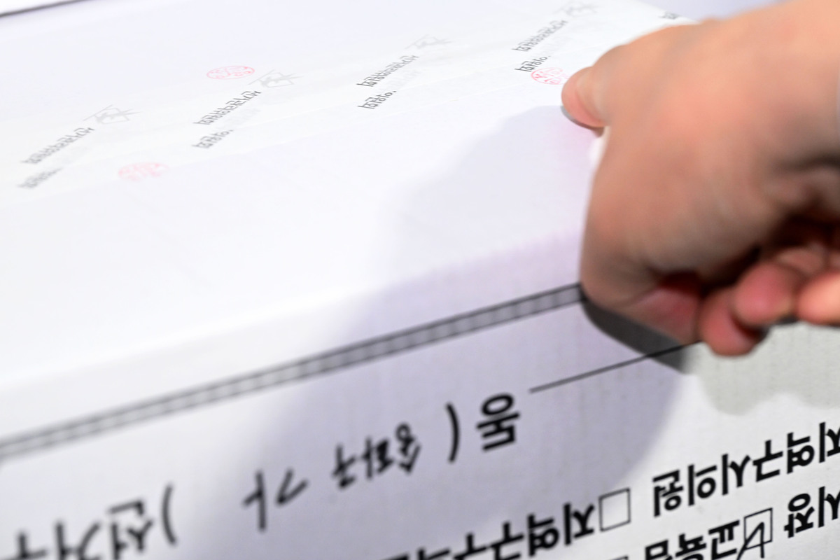 6·3 지방선거 투표용지 부족 사태를 조사 중인 윤상현 국회 국정조사특별위원회 위원장을 비롯한 위원들이 서울 송파구 올림픽공원 내 개표소 찾은 2일 개표소에서 선관위 관계자 투표지 보관박스에 찍힌 도장을 가르키고 있다. 뉴시스