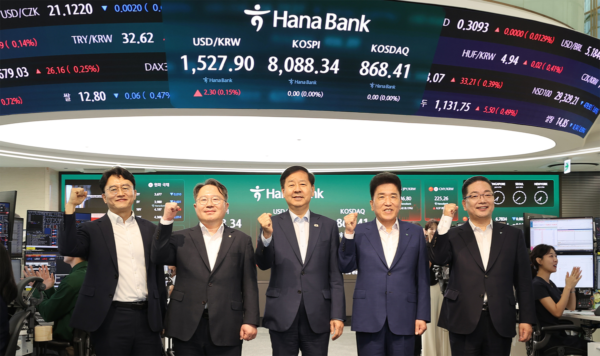 문지성 재정경제부 국제경제관리관,&nbsp;권민수 한국은행 부총재보,&nbsp;구윤철 경제부총리,&nbsp;함영주 하나금융그룹 회장,&nbsp;이호성 하나은행장(왼쪽부터)이&nbsp;6일 외환시장 24시간 개방을 맞아&nbsp;하나은행 딜링룸 ‘하나 인피티니 서울’을 방문해 기념촬영을 하고 있다. 하나은행 제공