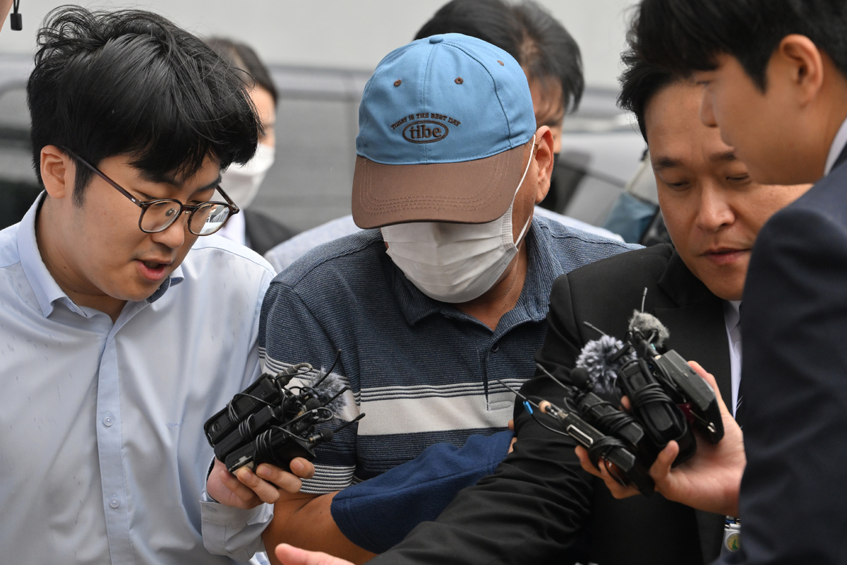 ‘장윤기 사건’과 관련해 증거인멸 혐의를 받고 있는 광주 광산경찰서 소속 A경감이 8일 광주지법에서 열리는 구속 전 피의자 심문(영장실질심사)에 출석하고 있다. 뉴시스