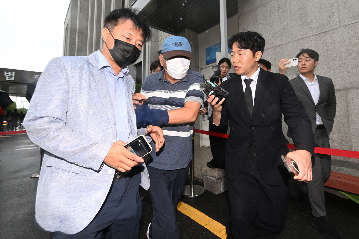 ‘장윤기 사건’과 관련해 증거인멸 혐의를 받고 있는 광주 광산경찰서 소속 A경감이 8일 오전 광주 동구 광주지법에서 열린 구속 전 피의자 심문(영장실질심사)을 마치고 이동하고 있다. 사진=뉴시스