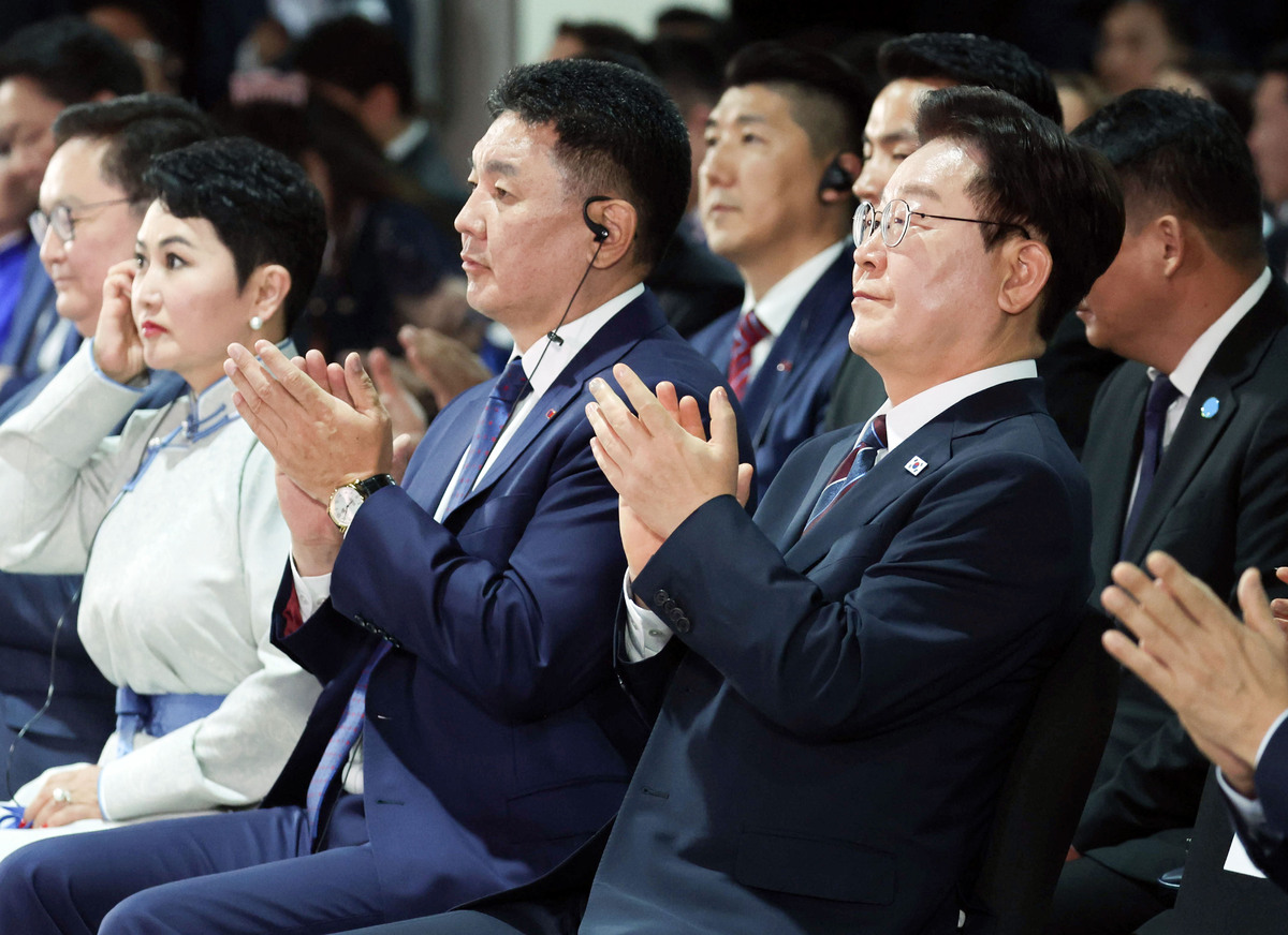 몽골을 국빈 방문한 이재명 대통령이 9일 울란바타르 한 호텔에서 열린 한-몽 비즈니스 포럼에서 오흐나 후렐수흐 몽골 대통령과 함께 박수를 치고 있다. 뉴시스