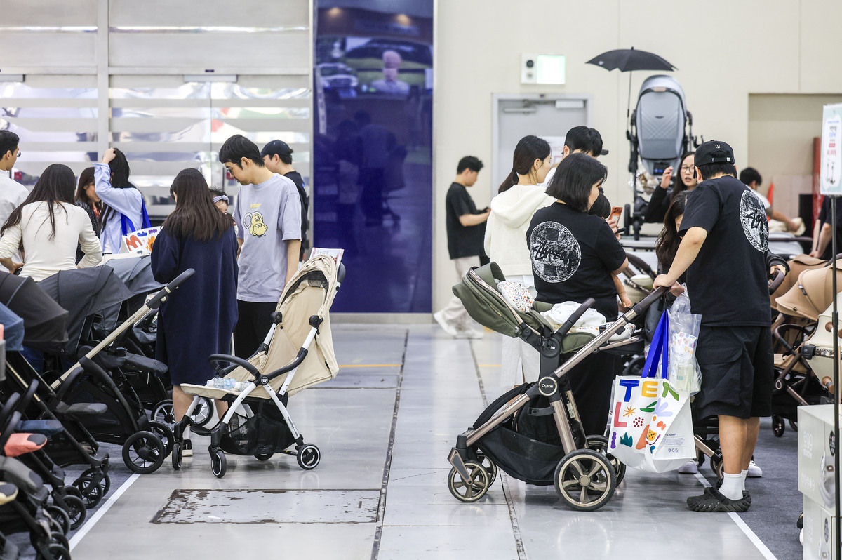 지난 4월 서울 강남구 코에스에서 열린 코베 베이비페어를 찾은 참관객들이 육아용품을 살펴보고 있다. 뉴시스