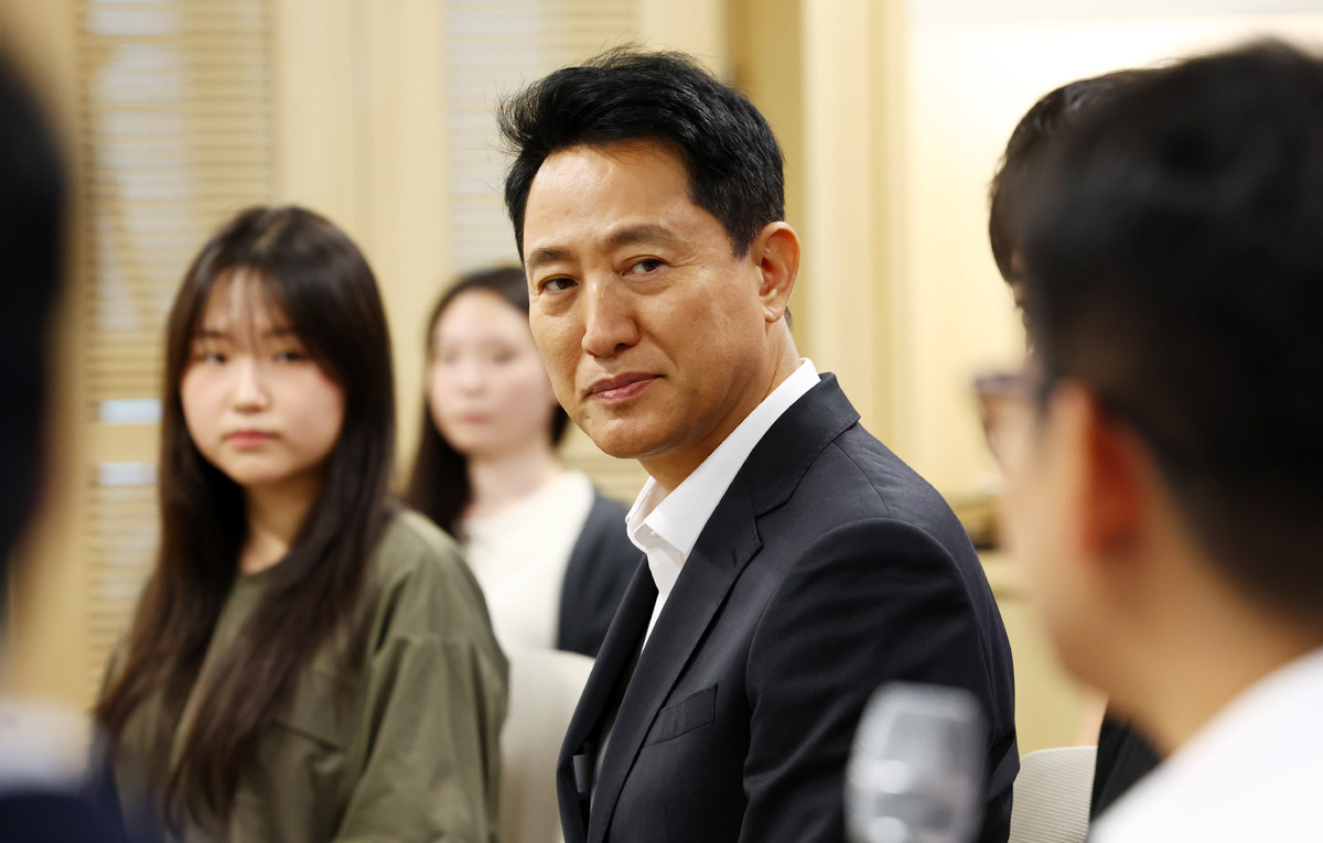 오세훈 서울시장이 지난 9일 서울 마포구 DMC 산학협력연구센터에서 열린 AI·XR 신산업 분야 청년 인재 현장간담회에서 참석자들의 발언을 듣고 있다. 뉴시스
