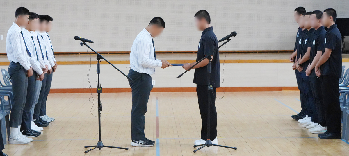 서울 배재고등학교 야구부 주장(왼쪽)이&nbsp;전남광주통합특별시 북구 광주제일고등학교를 찾아 제일고 야구부 주장에게 사과문을 전달한 후 악수를 하고 있다. 사진=뉴시스