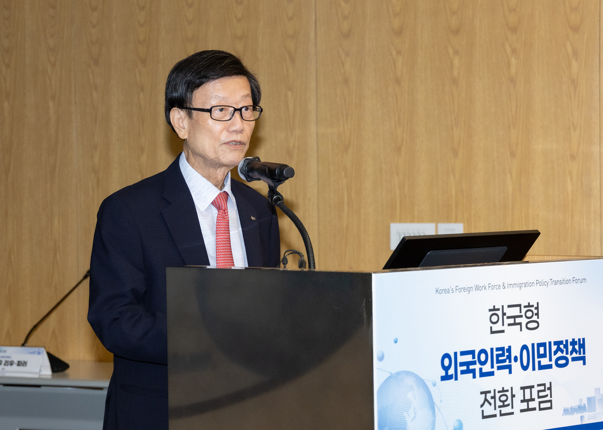 한국무역협회가 13일 서울 강남구 삼성동 트레이드타워에서 개최한 ‘한국형 외국인력·이민정책 전환 포럼’에서 윤진식 한국무역협회 회장이 개회사를 하고 있다.