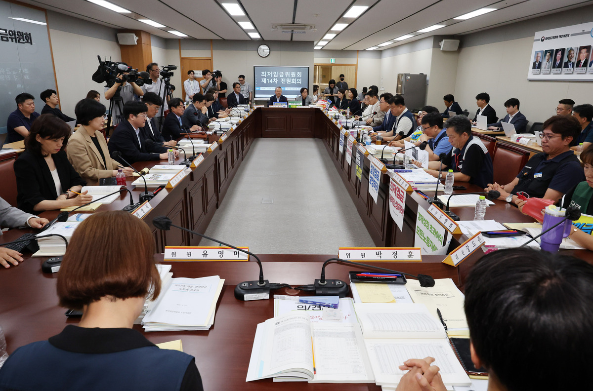 권순원 최저임금위원회 위원장이 14일 오후 세종시 정부세종청사에서 최저임금위 제14차 전원회의를 하고 있다. 2026.07.14.&nbsp; 사진&nbsp;= 뉴시스