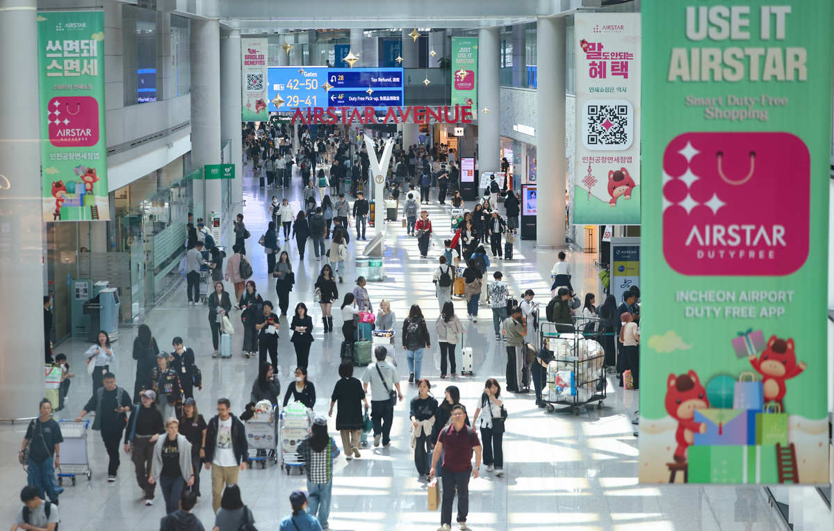 인천국제공항 1터미널 면세구역에서 승객들이 이동하고 있다. 뉴시스