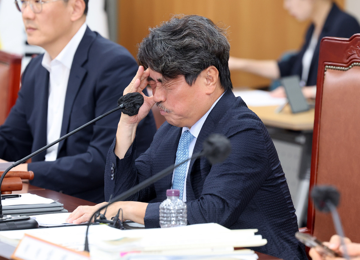 권순원 최저임금위원회 위원장이 지난 14일 세종시 정부세종청사에서 열린 최저임금위 제14차 전원회의를 마친 뒤 괴로운 표정을 하고 있다. 최저임금위는 이날 2027년도 최저임금을 표결에 부쳐 1만700원으로 확정했다. 뉴시스