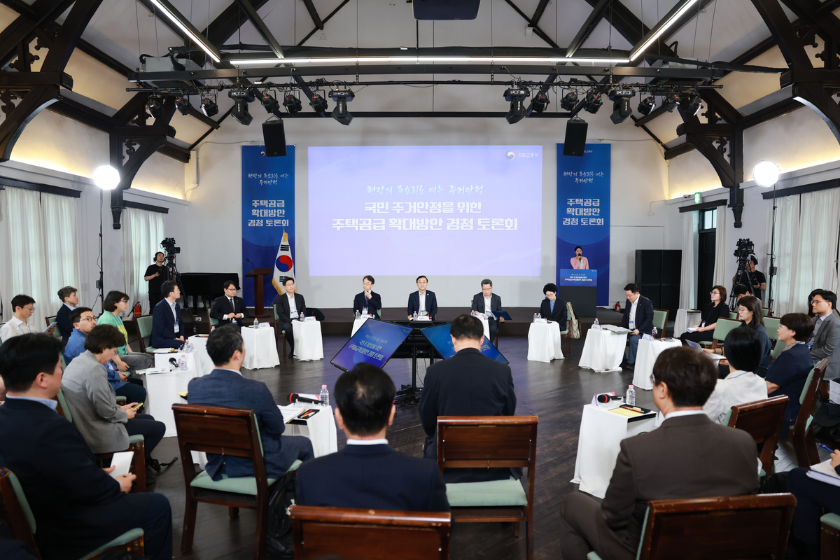 정부가 주택 공급·금융·세제 분야별 토론회를 통해 국민 의견을 수렴한 뒤 오는 23일 이재명 대통령 주재 ‘부동산 국민 대토론회’에서 정책 방향을 종합 논의한다. 지난 14일 서울 중구 정동 1928 아트센터에서 김윤덕 국토교통부 장관 주재로 주택공급 확대 방안 경청 토론회가 열리고 있다. 국토부 제공