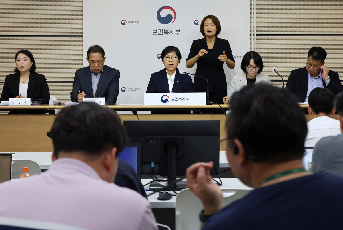 정은경 보건복지부 장관이 15일 세종시 정부세종청사에서 2026년 하반기 업무보고 사전 브리핑을 하고 있다. 뉴시스