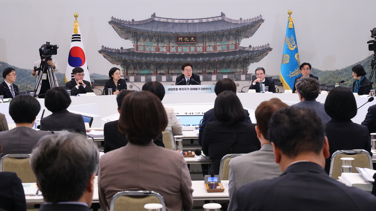 이재명 대통령이 16일 청와대 영빈관에서 열린 ‘삶으로 체감하는 대체불가 대한민국-국민과 함께하는 두 번째 업무보고’에서 발언을 하고 있다. 뉴시스
