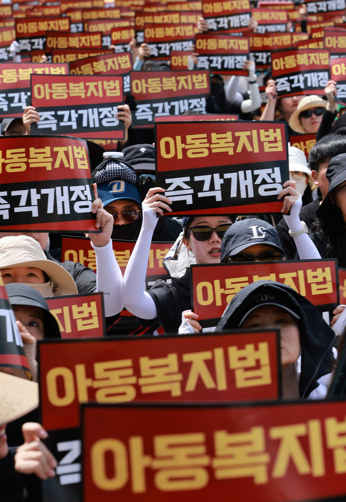 전국교사일동 소속 회원들이 서이초등학교 교사 순직 3주기를 하루 앞둔 17일 오후 서울 종로구 정부서울청사 앞에서 교권보장을 위한 아동복지법 즉각개정을 요구하는 집회를 하고 있다. 2026.07.17.&nbsp; 사진&nbsp;= 뉴시스