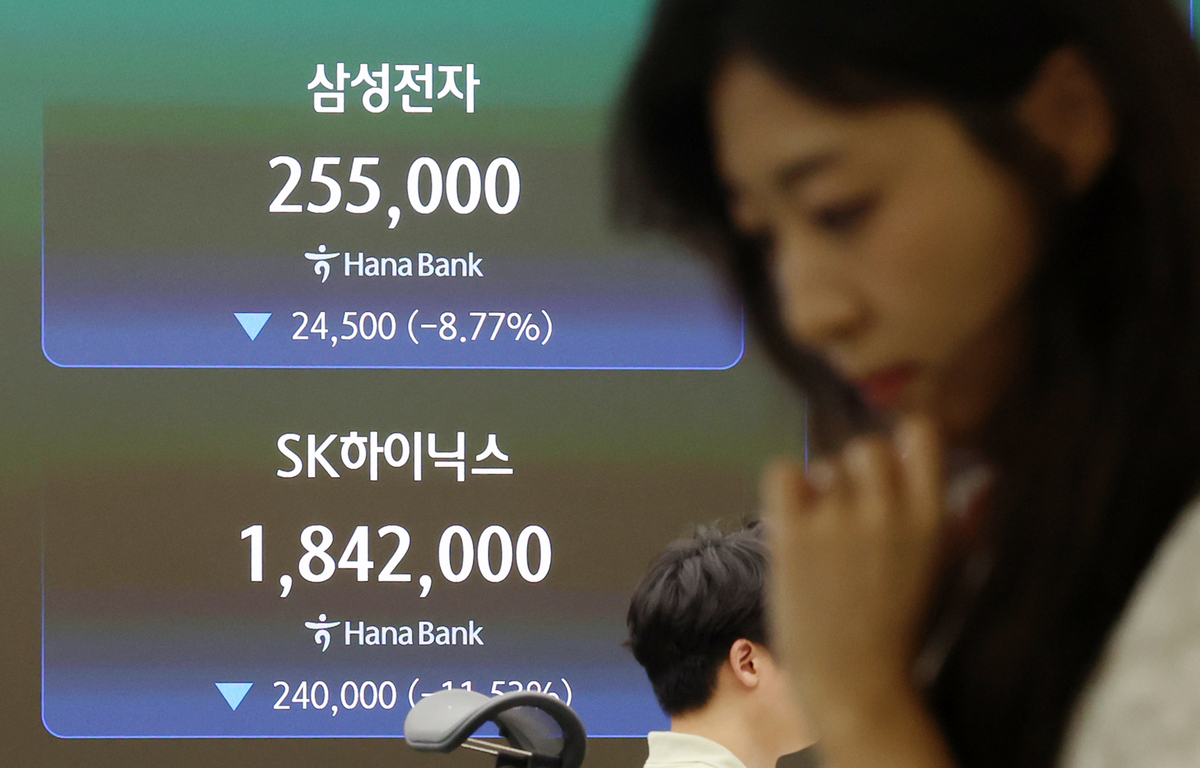 16일 서울 중구 하나은행 딜링룸 전광판. 사진=뉴시스