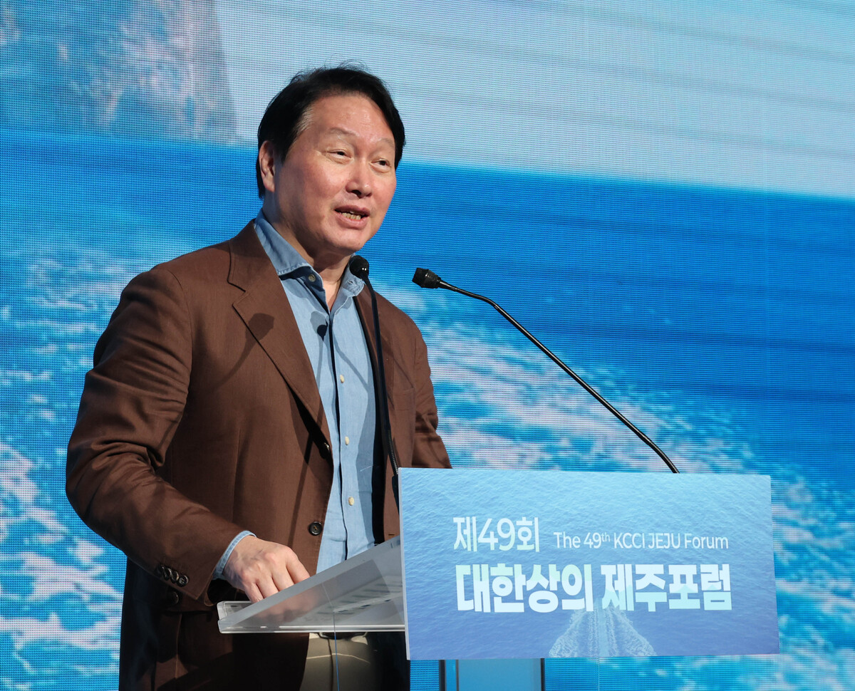 최태원 대한상공회의소 회장이 18일 제주 신라호텔에서 열린 제49회 대한상의 제주포럼에서 폐회사를 하고 있다. 사진=대한상공회의소 제공