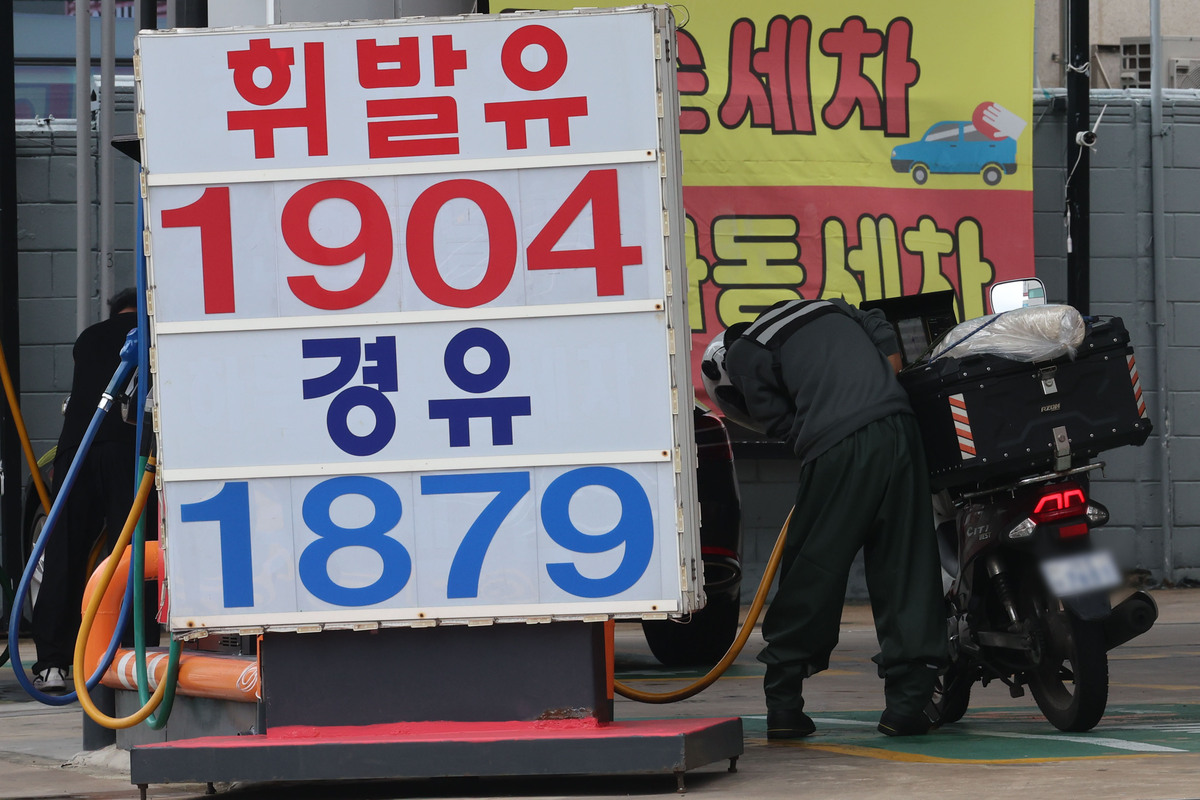 서울 시내 한 주유소에 유가정보가 안내되고 있다. 뉴시스