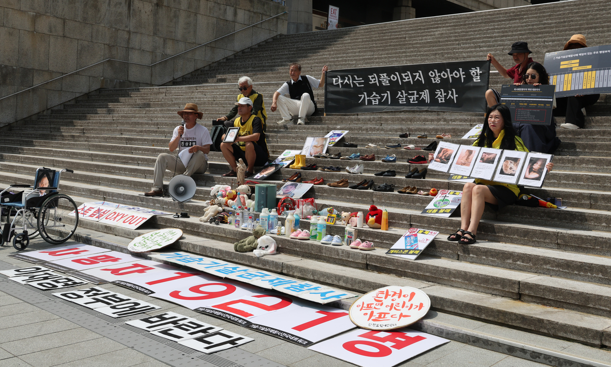 지난해 8월 서울 종로구 세종문화회관 계단에서 열린 가습기 살균제 참사 14주년 기자회견 현장에 태아, 영유아, 어린이 피해 추모를 위한 유품이 전시돼 있다. 뉴시스