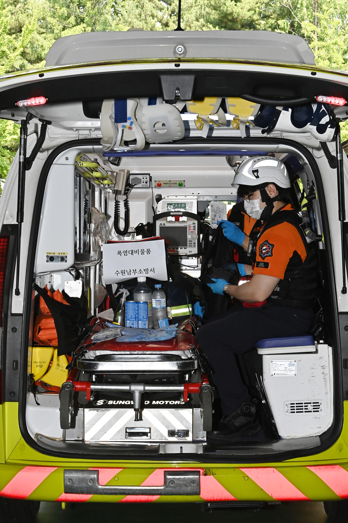 무더운 날씨를 보인 16일 경기 수원시 권선구 수원남부소방서 권선119안전센터 구급대원들이 온열 질환자 발생에 대비해 구급 차량 내 얼음조끼와 아이스팩 등 폭염대비 물품을 점검하고 있다. 2026.06.16.&nbsp; 사진&nbsp;= 뉴시스