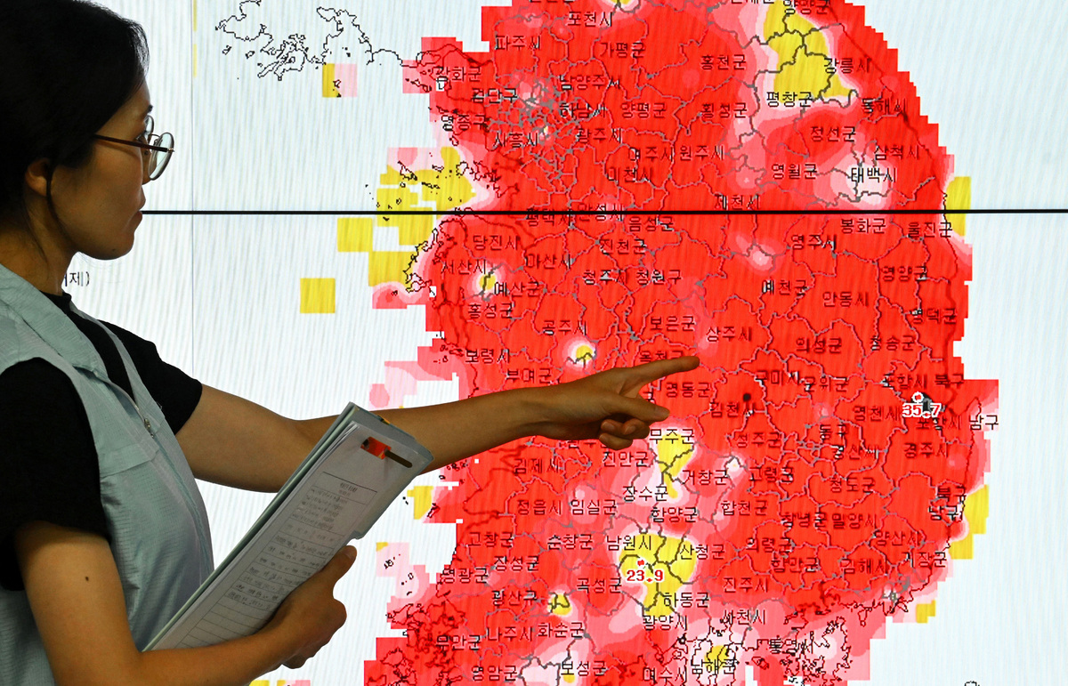 경기 수원시 수도권기상청에서 예보관이 체감온도와 폭염 상황 등을 모니터링 하고 있다. 사진=뉴시스