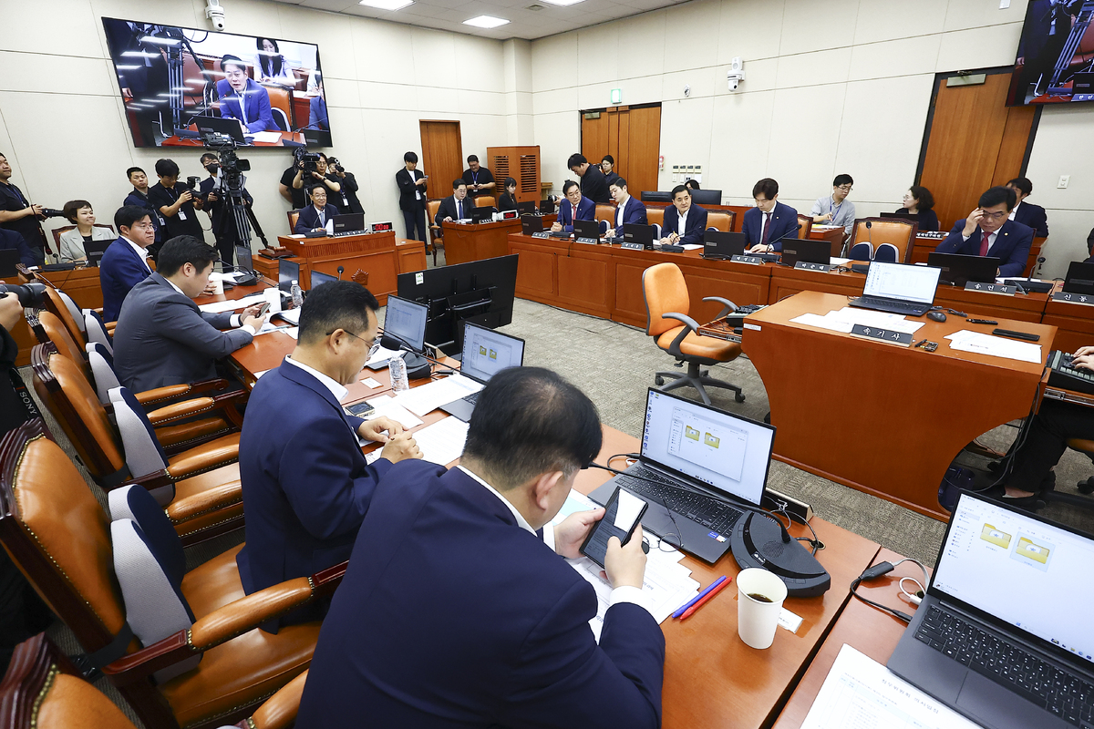 29일 서울 여의도 국회에서 정무위원회 전체회의가 열리고 있다. 뉴시스