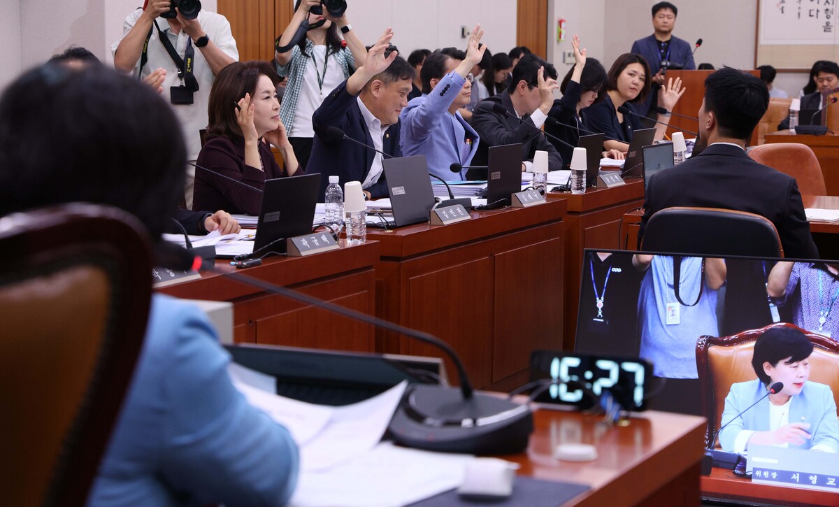국민의힘 의원들이 29일 서울 여의도 국회에서 열린 법제사법위원회 제5차 전체회의에서 형사소송법 개정안에 대해 손들어 토론신청을 하고 있다. 뉴시스