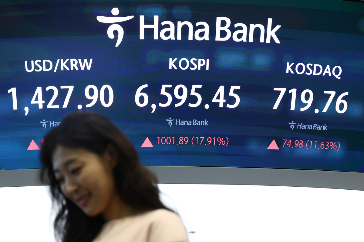 지난달 31일 서울 외환시장에서 원·달러 환율은 13.4원 내린 1424.0원으로 거래를 마무리했다.뉴시스