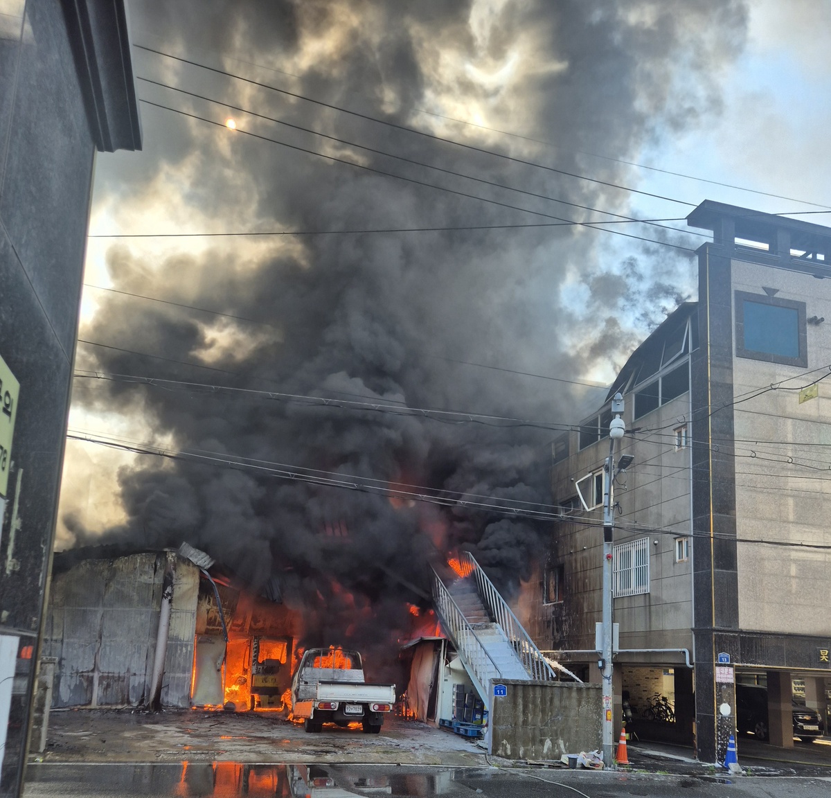 3일 오전 울산의 한 페인트공장에서 불길이 올라오고 있다. 사진=울산소방본부 제공.