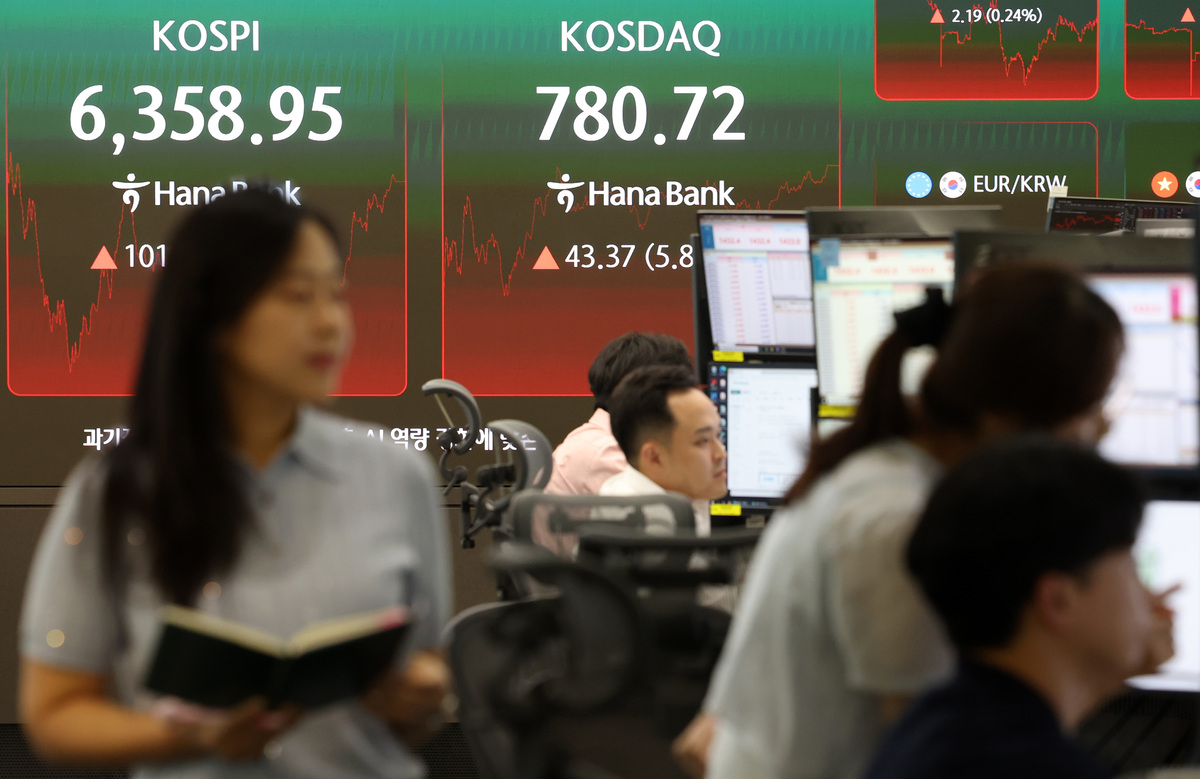 코스닥 지수가 전 거래일보다 43.37포인트(5.88%) 오른 780.72에 장을 마감한 4일 오후 서울 중구 하나은행 딜링룸 전광판에 종가가 표시돼 있다. 코스피는 101.50포인트(1.62%)오른 6358.95에 장을 마감했다. 뉴시스