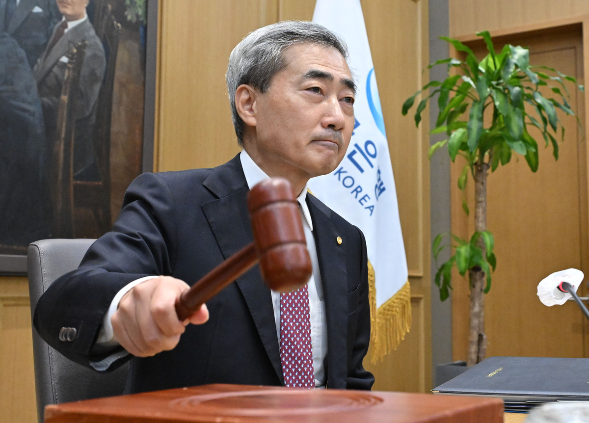 신현송 한국은행 총재가 지난달 16일 오전 서울 중구 한국은행에서 열린 금융통화위원회 본회의에 참석해 의사봉을 두드리고 있다. 뉴시스