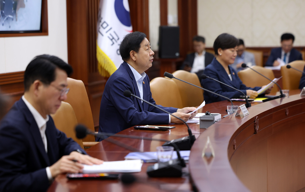 구윤철 부총리 겸 재정경제부 장관이 6일 서울 종로구 정부서울청사에서 열린 비상경제본부 회의 겸 경제·구조혁신 관계장관회의에서 모두발언을 하고 있다. 뉴시스