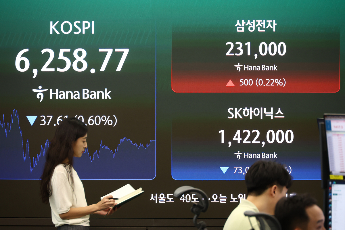 서울 하나은행 본점 딜링룸에서 딜러들이 업무를 보고 있다. 사진=뉴시스