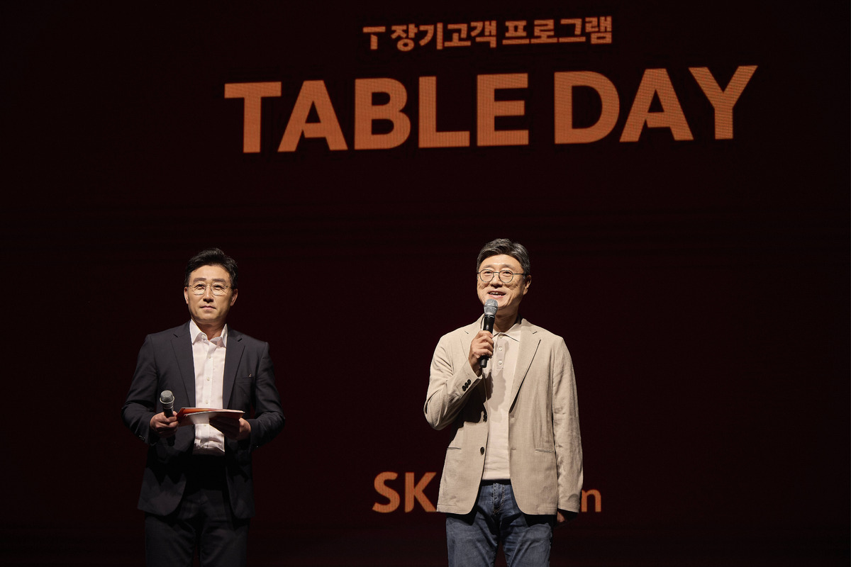 정재헌 SK텔레콤 CEO(오른쪽)가 ‘테이블 데이’ 오프닝 무대에서 환영 인사를 전하고 있다. SK텔레콤 제공