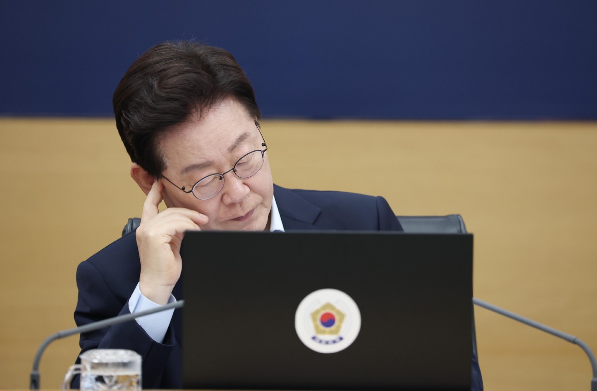 이재명 대통령이 11일 정부세종청사에서 열린 국무회의에서 잠시 생각에 잠겨 있다. 뉴시스/청와대통신사진기자단