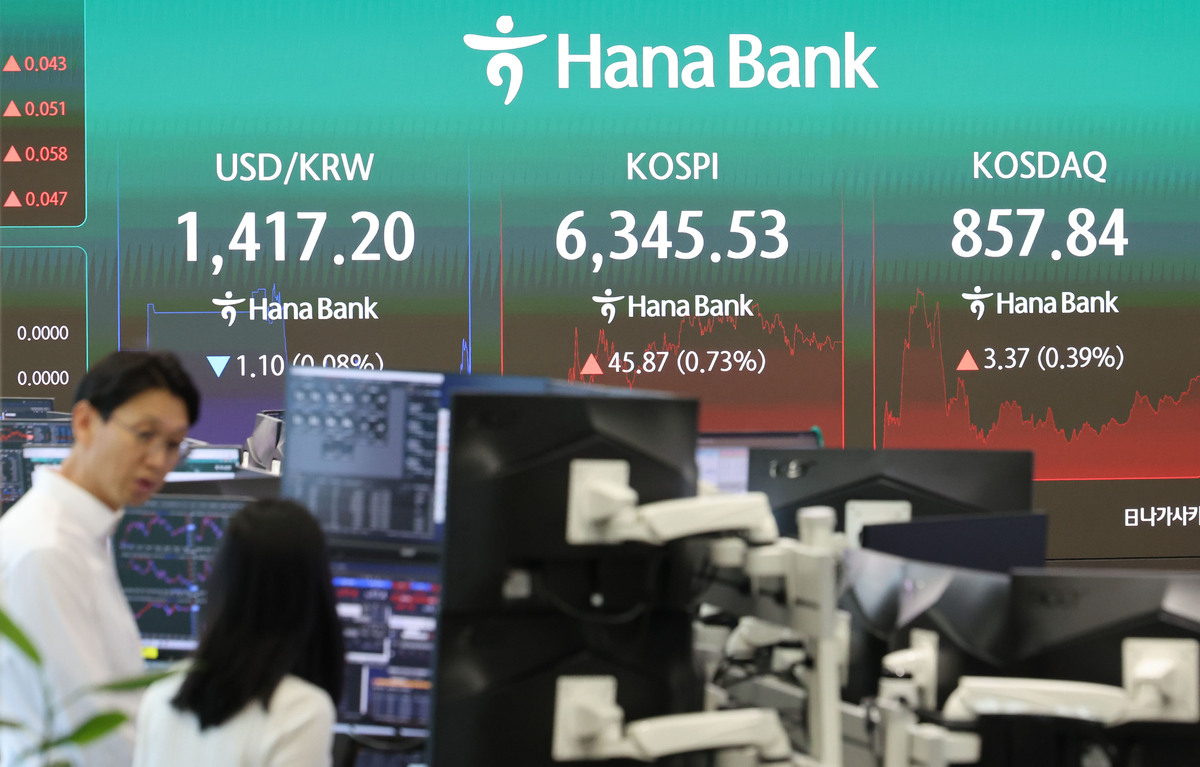 11일 서울 하나은행 딜링룸에서 딜러들이 업무를 보고 있다. 뉴시스
