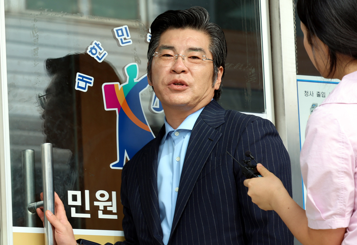 김용위 놀부 대표이사가 11일 서울회생법원에서 열린 ‘놀부’의 기업회생절차 개시 신청에 따른 대표자 심문기일에 출석하며 취재진 질문에 답변하고 있다. 뉴시스