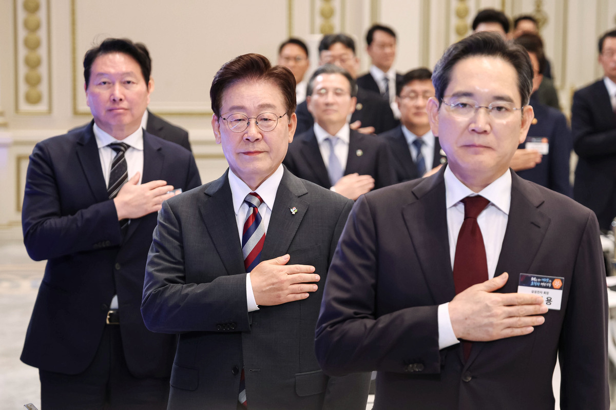 AI 3대 강국을 꿈꾸는 한국이 정부 차원에서 AI데이터센터를 비롯한 미래산업 육성에 공을 들이고 있다. 사진은 지난 6월 미래산업 육성 과제인 ‘3대 메가프로젝트’ 국민보고회에서&nbsp;이재명 대통령과 이재용 삼성전자 회장, 최태원 SK 회장이 국민의례를 하는 모습. 뉴시스
