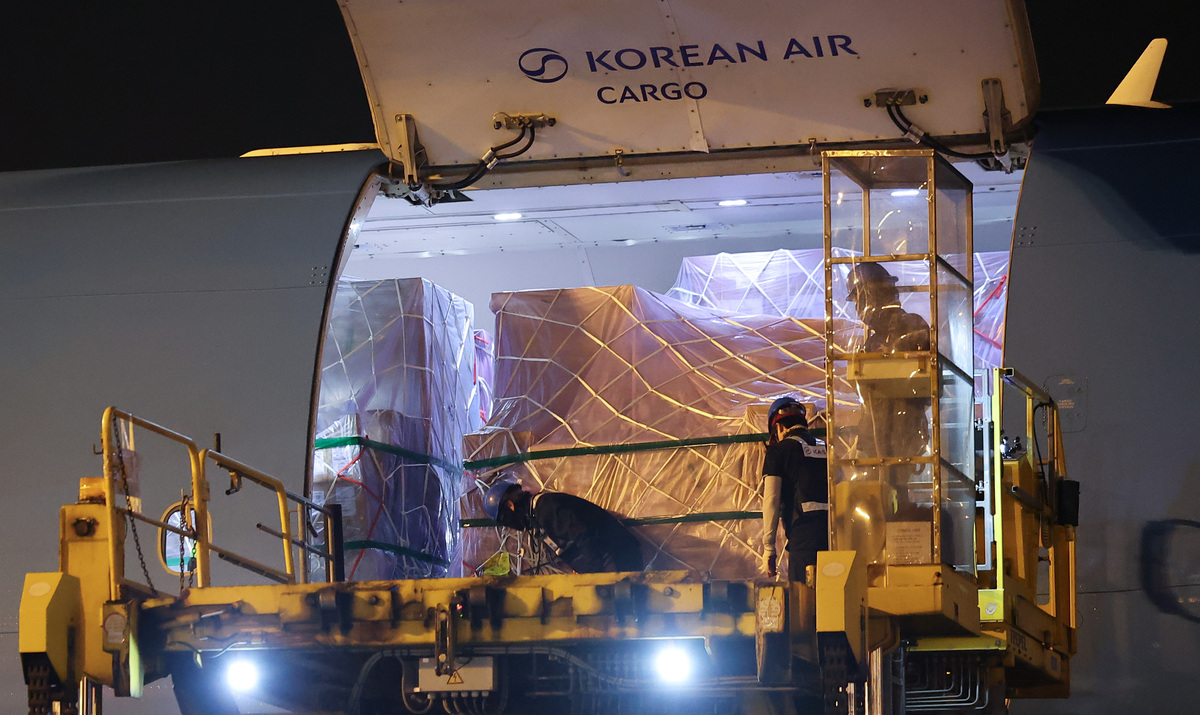 지난달 30일 인천국제공항 대한항공 화물터미널에서 관계자들이 삼성전자와 SK하이닉스 반도체를 화물기에 적재하고 있다. 뉴시스