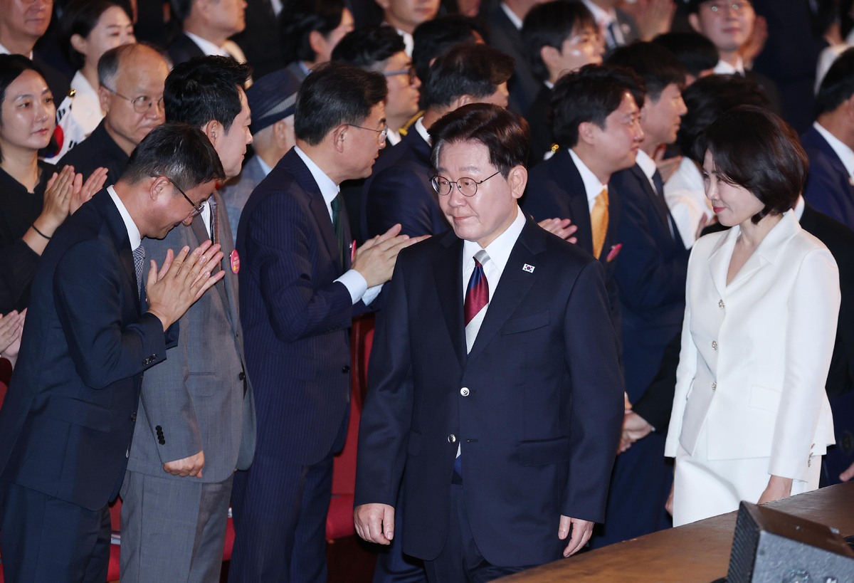 이재명 대통령과 김혜경 여사가 15일 서울 종로구 세종문화회관에서 열린 제81주년 광복절 경축식에 입장하고 있다. 뉴시스 제공