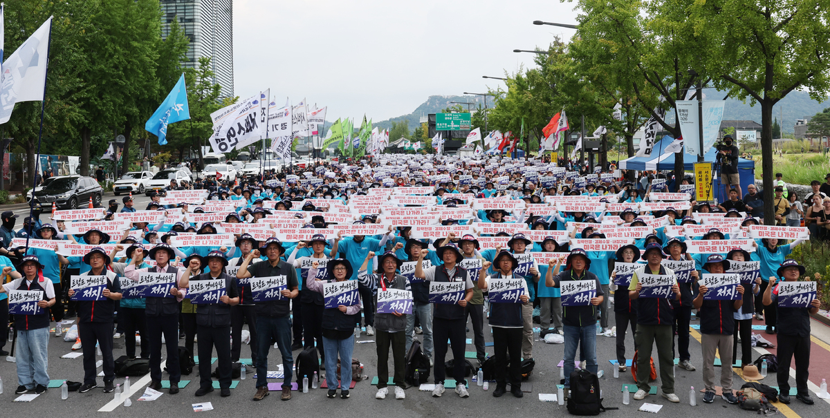 15일 서울 안국동 사거리에서 열린 민주노총 반미·반전! 자주·평화! 8.15전국노동자대회에서 양경수 민주노총 위원장을 비롯한 참석자들이 구호를 외치고 있다. 사진=뉴시스