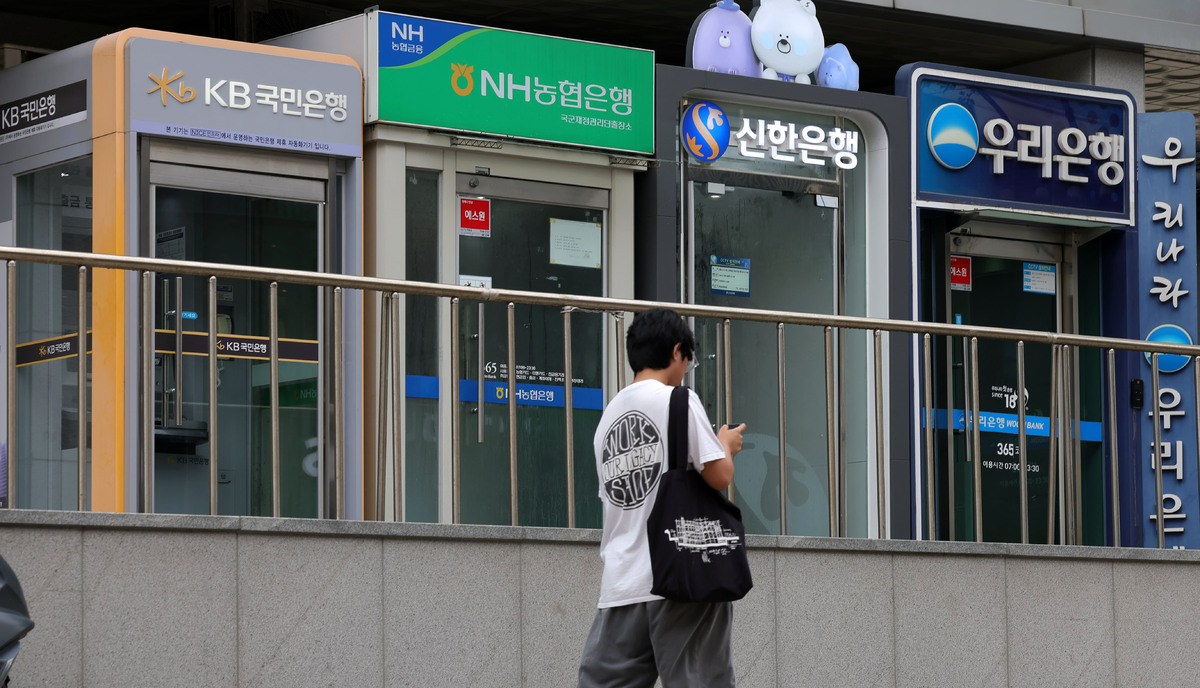 금융당국이 올해 가계부채 관리 목표를 기존보다 두 배로 높이면서 5대 시중은행의 주택담보대출 공급 여력도 최대 7조5000억원가량 확대될 것으로 전망되는 가운데 16일 서울 시내 시중은행 ATM 기기가 보이고 있다. 뉴시스 제공