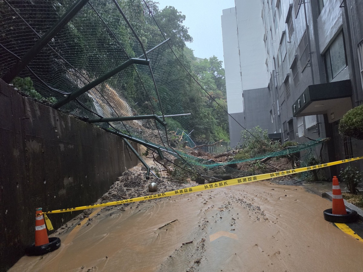 17일 오전 4시32분께 경남 거제시 거제대로 3801에서 발생한 산사태 현장. 사진=경남소방 제공