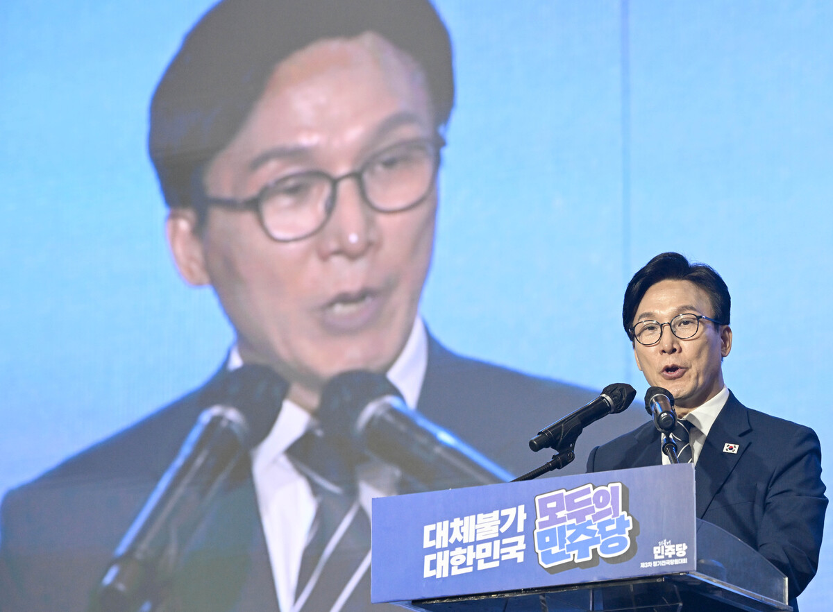 김민석 신임 더불어민주당 당대표가 17일 대전 유성구 대전컨벤션센터 제2전시장에서 열린 더불어민주당 제3차 정기전국당원대회에서 수락연설을 하고 있다. 뉴시스