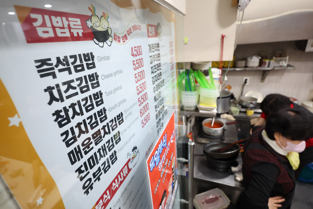 김밥 4000원·냉면·1.2만원·삼겹살 2만원…외식 물가 상승에 서민 허리 휘청 