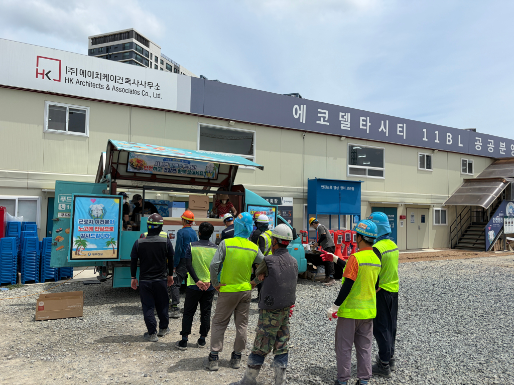 에코델타시티푸르지오트레파크현장에 대우건설 뿌듯트럭이 방문했다. 대우건설 제공