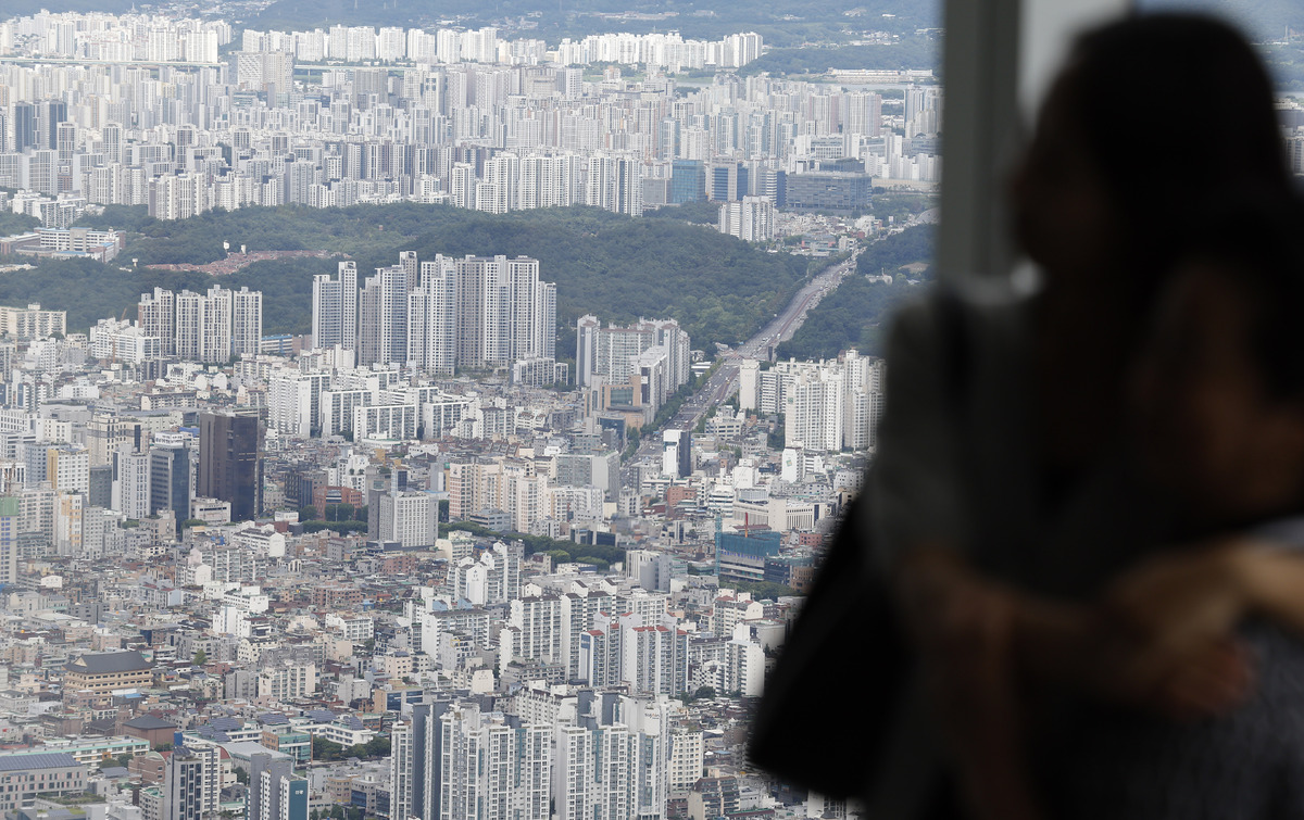서울 송파구 롯데월드타워 전망대 서울스카이에서 서울시내 아파트가 내려다보이고 있다. 사진=뉴시스