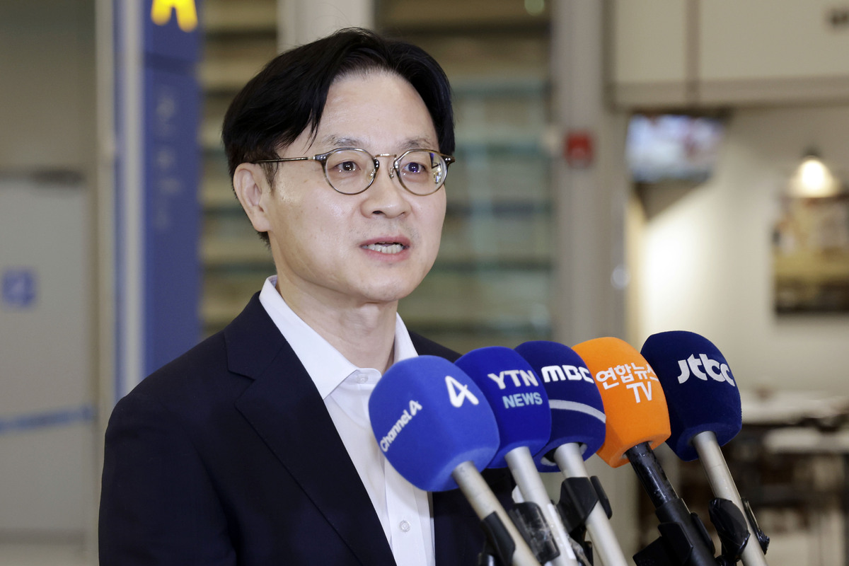 미국 트럼프 정부 관계자들을 만난 김정관 산업통상부 장관이 20일 인천국제공항을 통해 귀국해 취재진 질문에 답변하고 있다. 뉴시스