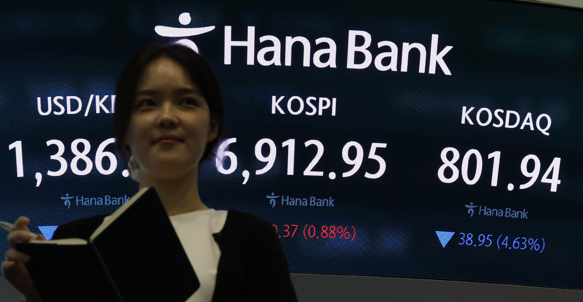 21일 서울 중구 하나은행 딜링룸 전광판에 주요 지수가 표시돼 있다. 뉴시스 제공