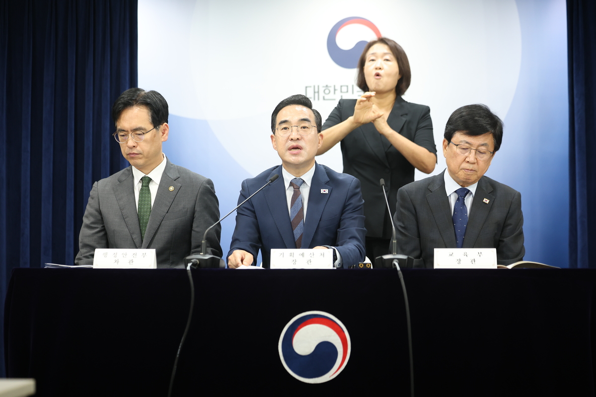 박홍근 기획예산처 장관이 21일 서울 종로구 정부서울청사에서 제1차 재정운용전략협의회 관계부처 합동 브리핑을 하고 있다. 왼쪽부터 김민재 행정안전부 차관, 박 장관, 최교진 교육부 장관. 뉴시스