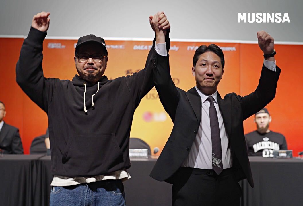 23일 열린 공식 스폰서십 체결식에서 최재영 무신사 CCO(왼쪽)와 박평화 이데아파라곤 대표가 기념 사진을 촬영하고 있다. 무신사 제공