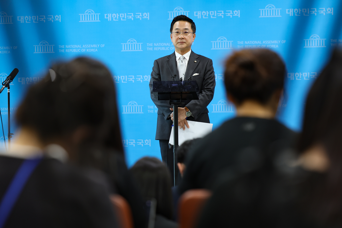 박성준 더불어민주당 수석대변인이 23일 오후 서울 여의도 국회 소통관에서 제10차 고위당정협의회 결과를 브리핑하고 있다. 뉴시스